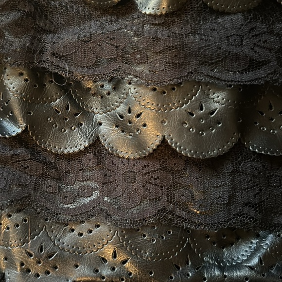 Cute Black Skirt Lace and Leather. - Picture 4 of 4